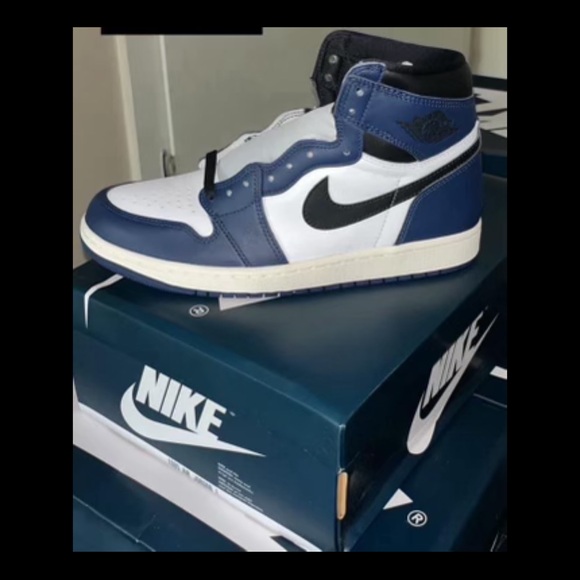 RETRO OG HIGH JORDAN 1’s “Midnight Navy” sizes Men’s 8-10.5